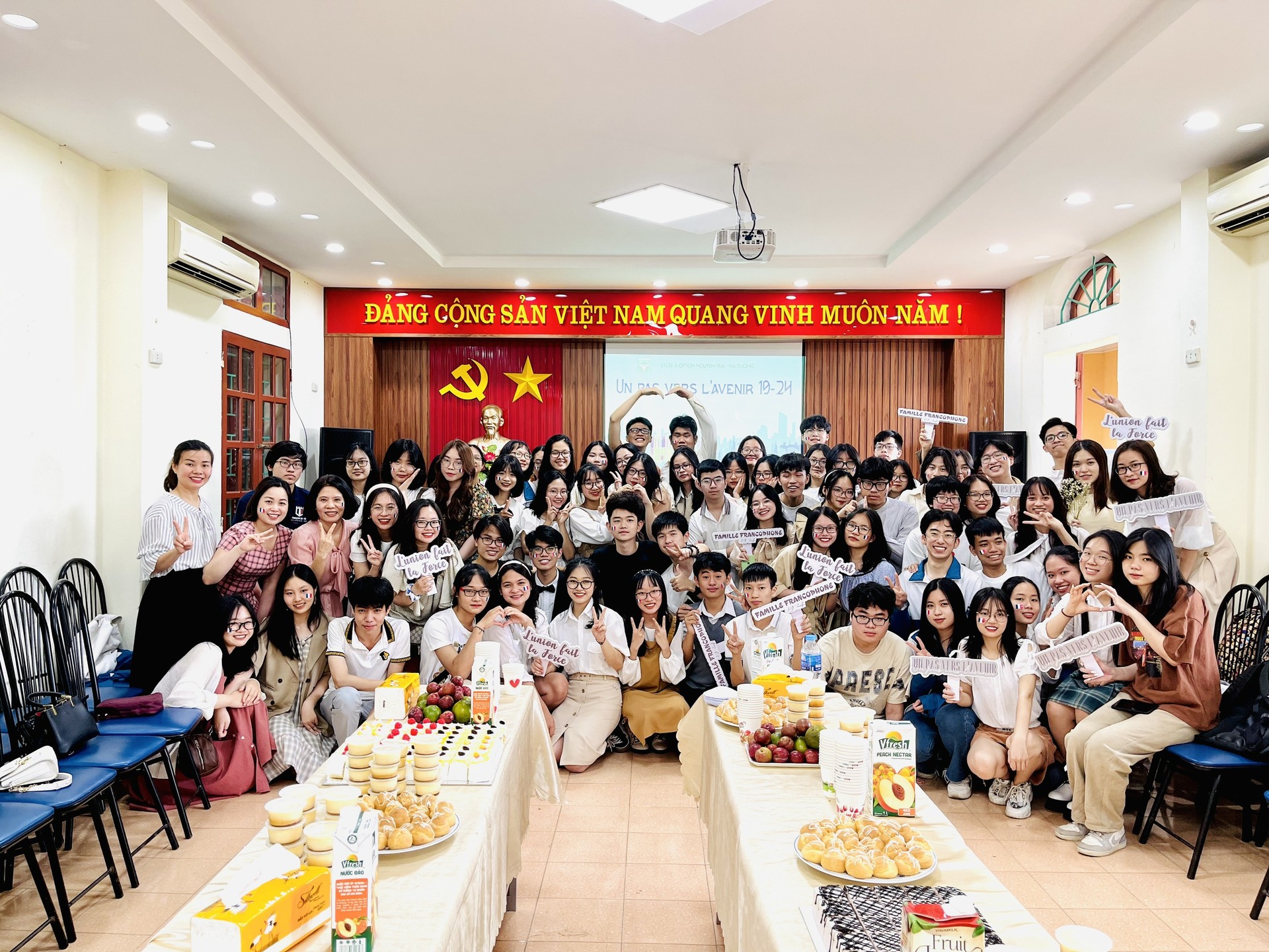 CLB tiếng Pháp: UN PAS VERS L’AVENIR- Bước tới tương lai.